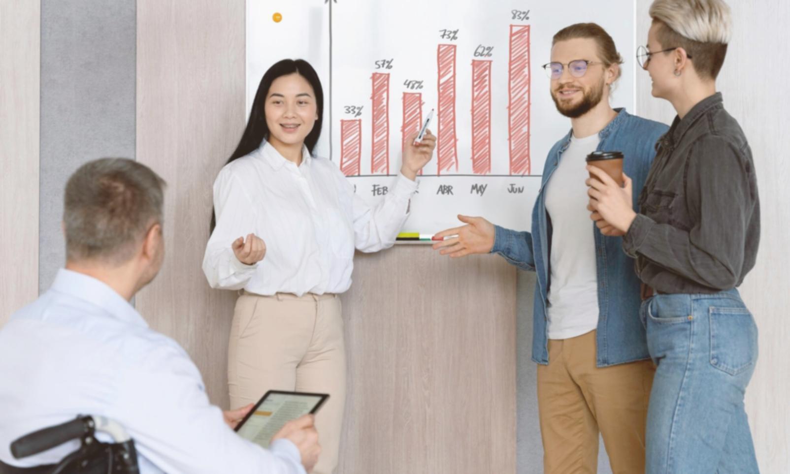 Estudiantes analizando estados financieros durante sesión práctica